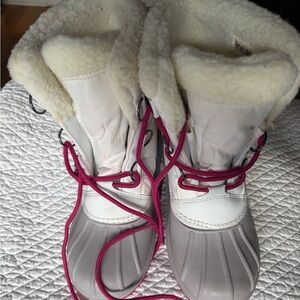 Girls size 2 cat and jack snow boot